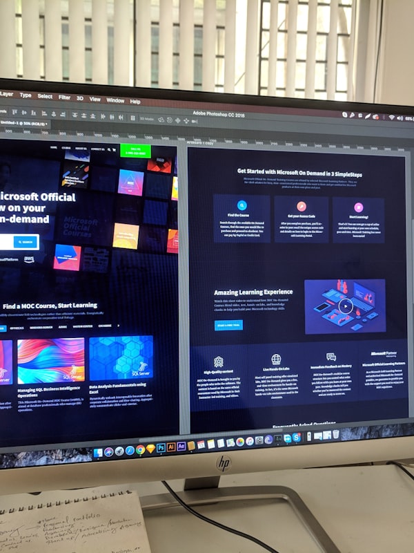 Designer travaillant sur une interface dans un studio moderne