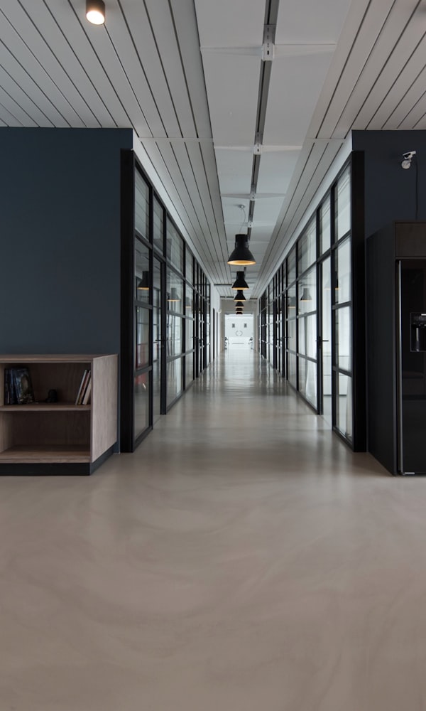 Studio créatif lumineux avec mobilier minimaliste